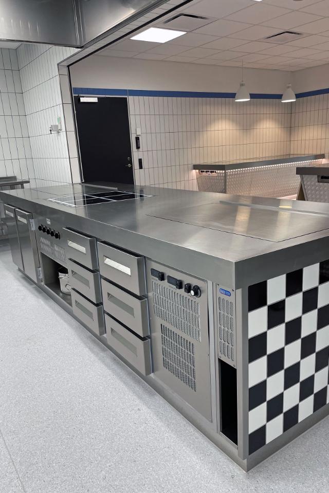 Varm og kold disk i kantinen hos F-35 Campus