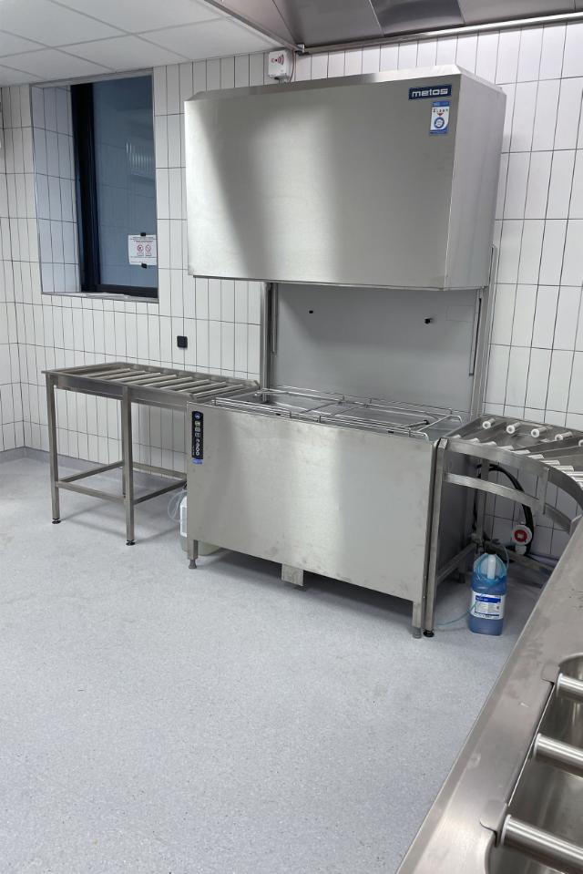 Grovopvaskemaskine i køkkenet hos F-35 Campus
